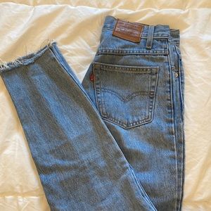 Levi’s raw hem light wash mom jean